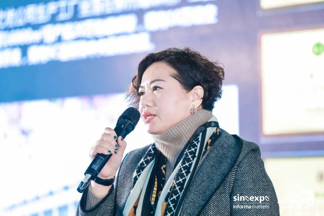 螺蛳粉"柳州味之坊食品科技有限公司副总-朱丽梅唐仲春主任在会议中