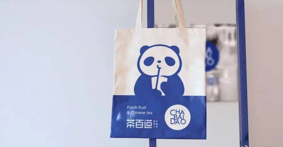 茶百道的门店装修以简约为主,白色占据了门店的大面积,蓝色的标志成为