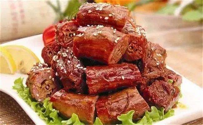 鹵味賽道的“星巴克”周黑鴨，是如何敗給絕味鴨脖的？