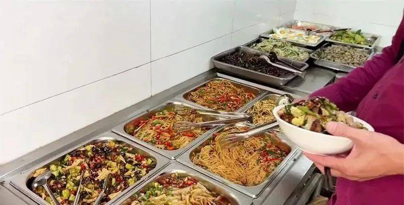 快餐賽道又出新模式，16元自助管飽管夠，是一場資本游戲還是新風口？