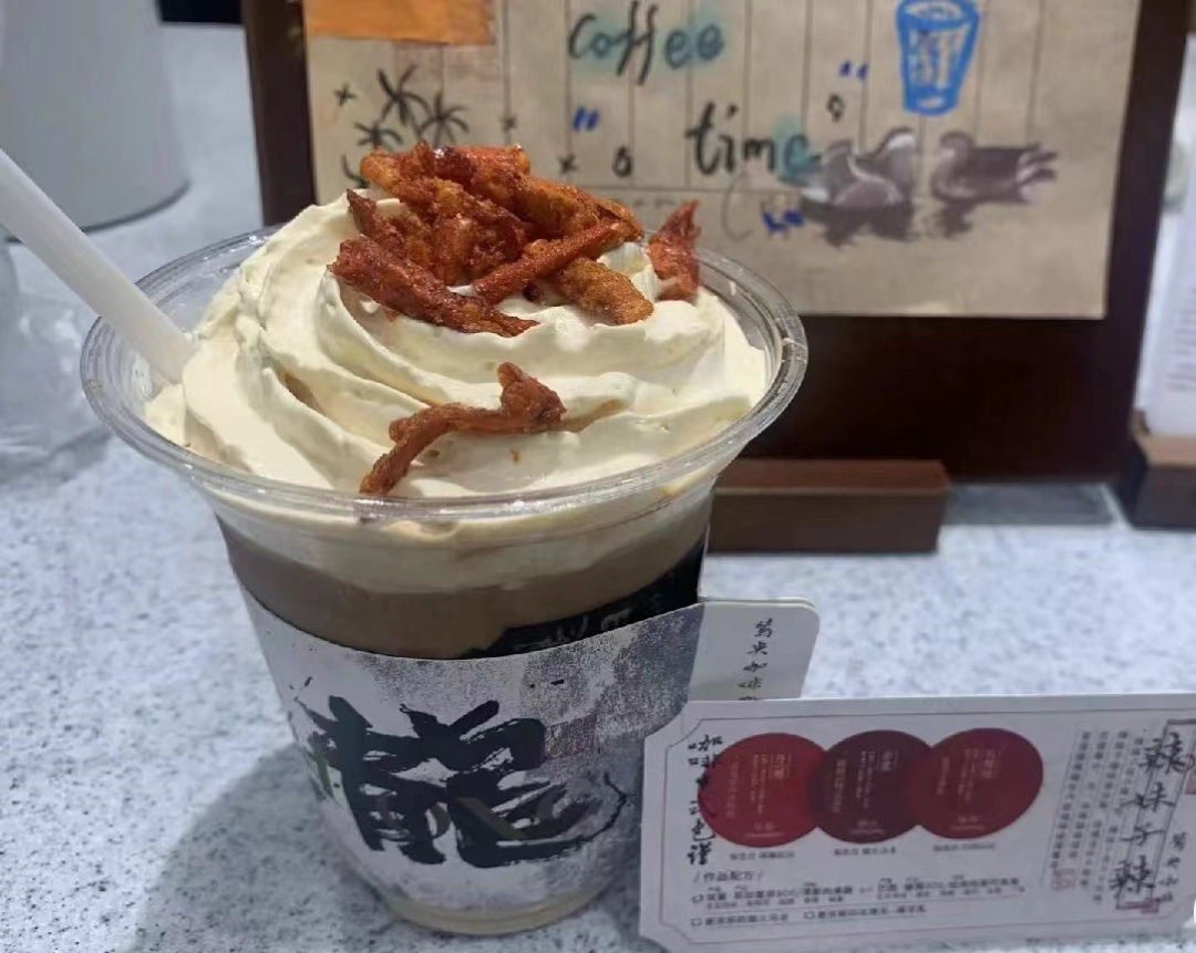 今天，茶顏悅色正式進軍咖啡賽道，5家門店同時開業，定位“新中式咖啡”！