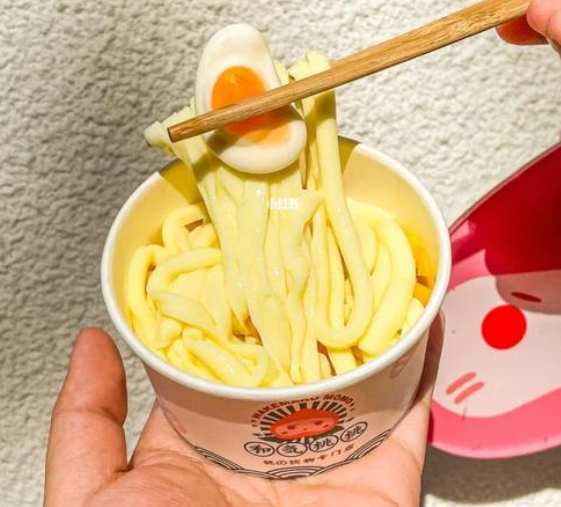 烏冬奶茶、拉面奶茶、春卷奶茶……“奶茶+主食”是內卷下的新噱頭還是趨勢？