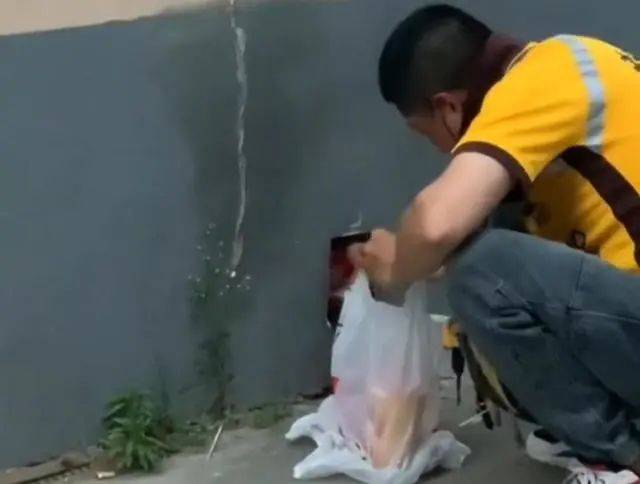 外賣奶茶收貨地址竟是狗洞!網友:難為外賣員找到了 外賣奶茶收貨地址竟是狗洞!網友:難為外賣員找到了