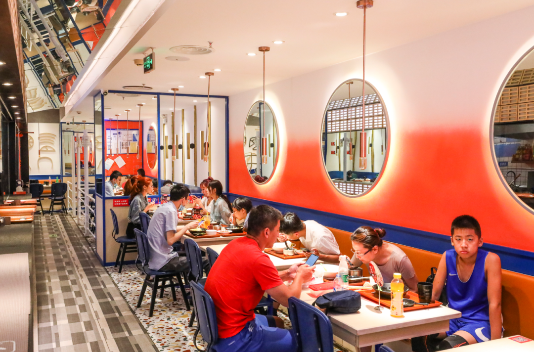 門店數在疫情后呈5倍速增長，這個龍蝦飯頭部品牌是咋做到的？
