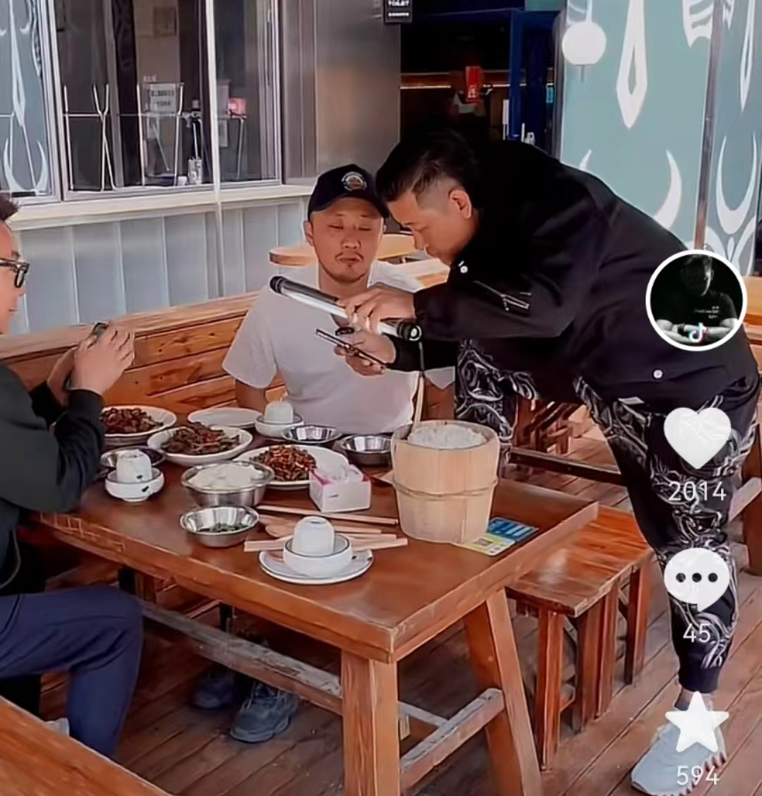 焦慮的餐飲“大拿”們，紛紛架起攝像機……