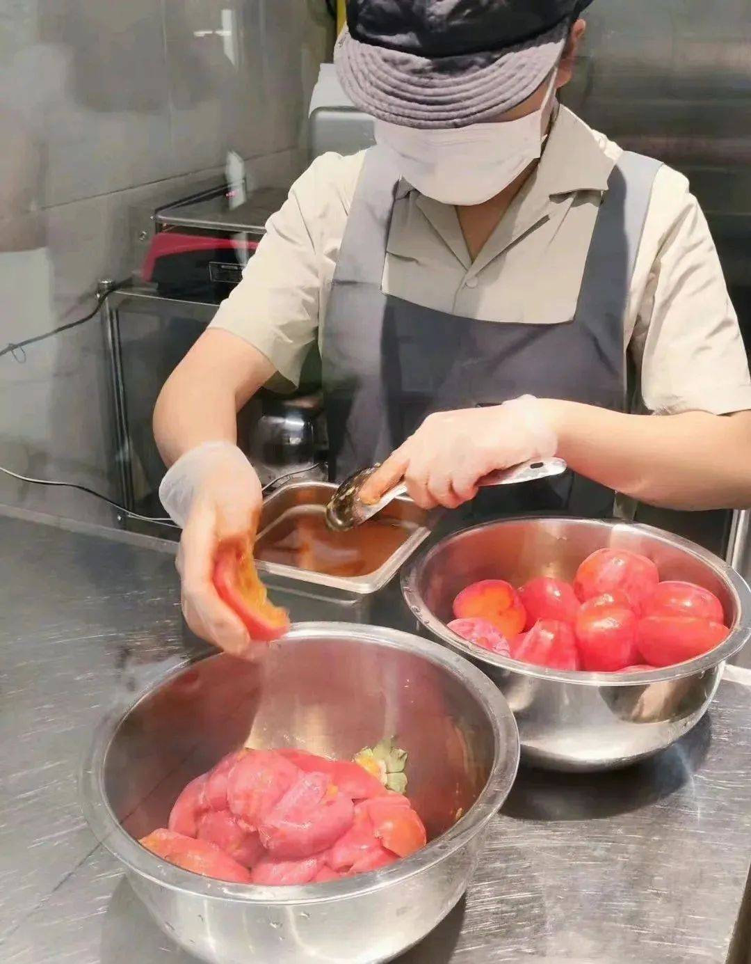 喜茶50多家門店設“水果現剝透明窗口”,茶飲下個戰場“卷”什么? 喜茶50多家門店設“水果現剝透明窗口”,茶飲下個戰場“卷”什么?