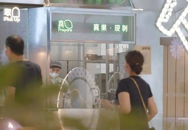 喜茶50多家門店設“水果現剝透明窗口”，茶飲下個戰場“卷”什么？