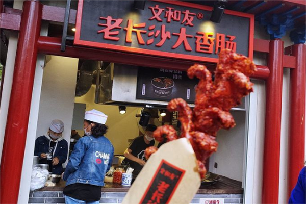 現代餐飲,似乎越來越流行“土味”風情。 現代餐飲,似乎越來越流行“土味”風情。