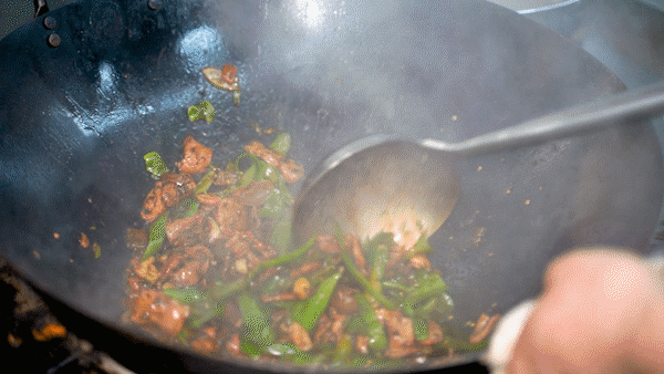 餐館推出1毛錢“點廚師”現做，預制菜慌了