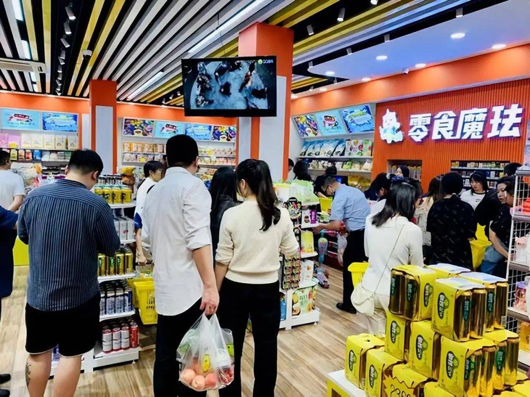 盼盼、良品鋪子入局，大佬們競相“擁抱”，零食集合店“火了”