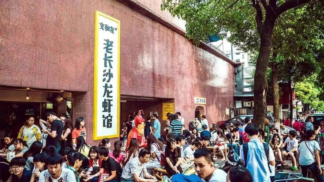 曾排隊7萬桌，如今裁員撤場：“餐飲屆迪士尼”，為何賣不動情懷了？