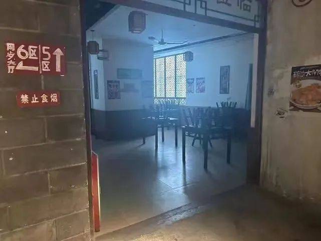 曾排隊7萬桌，如今裁員撤場：“餐飲屆迪士尼”，為何賣不動情懷了？