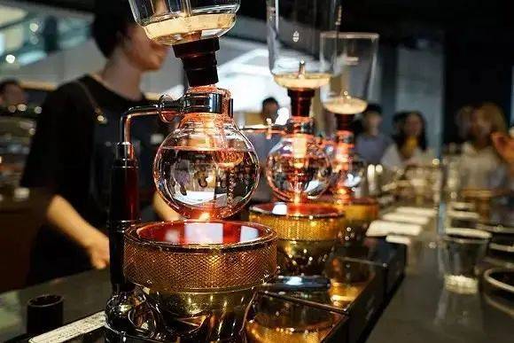 全自动咖啡机正在普及，未来咖啡师会变成“按键师”吗？