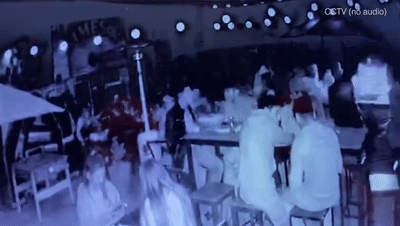 一餐馆服务员加酒精时爆炸，致一名19岁女孩死亡，8人受伤