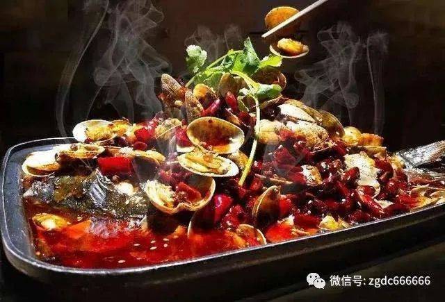 今年火了”烤鱼+”宫保鸡丁烤鱼,椒麻牛蛙烤鱼,麻辣花甲烤鱼…一菜两味