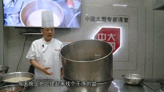 人在厨房中,手机学羊汤!杨建华大师视频传授浓白羊汤全套流程!