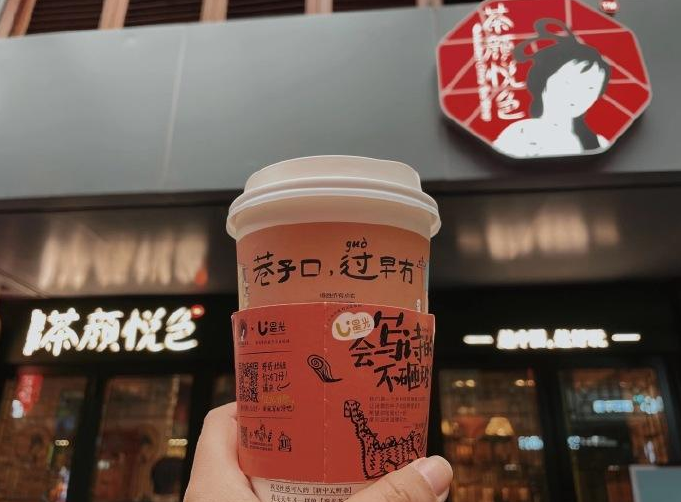 武汉茶颜悦色开业，排队超8小时，茶饮生意这么好做？