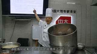 人在厨房中,手机学羊汤!杨建华大师视频传授浓白羊汤全套流程!