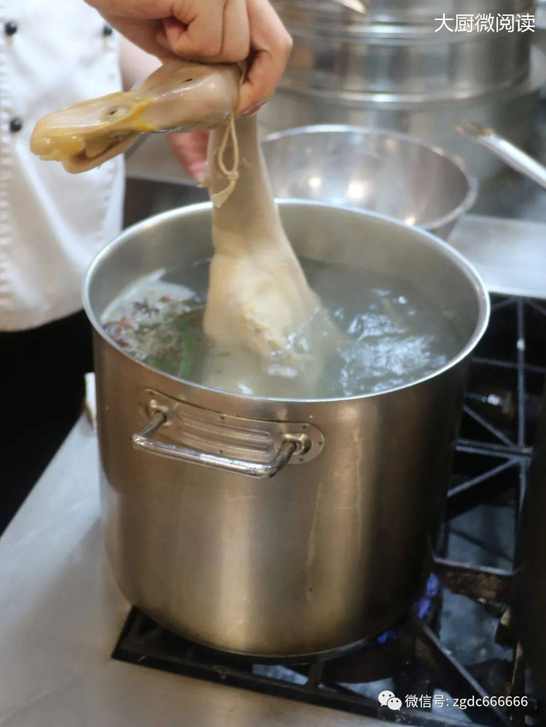 烹饪大师花惠生,详解盐水鸭制作流程
