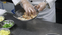 砂锅沙姜鸡,关键靠煎制!大厨详解码味、烹制流程