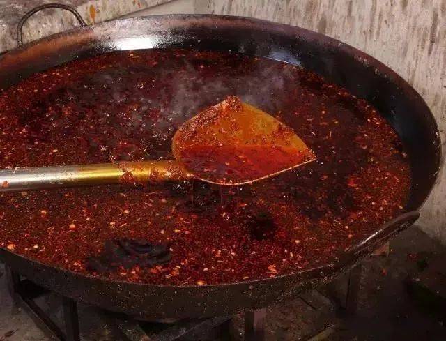 只用12种香料炒制，这款红油火锅麻辣鲜香，不浑不煳！