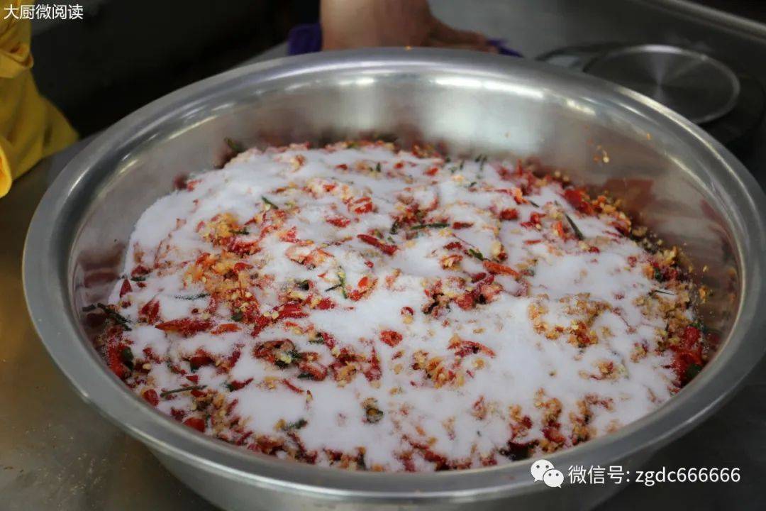 就用这”冷卤浸泡法”,十三香小龙虾3分钟出菜,单店日售100斤!