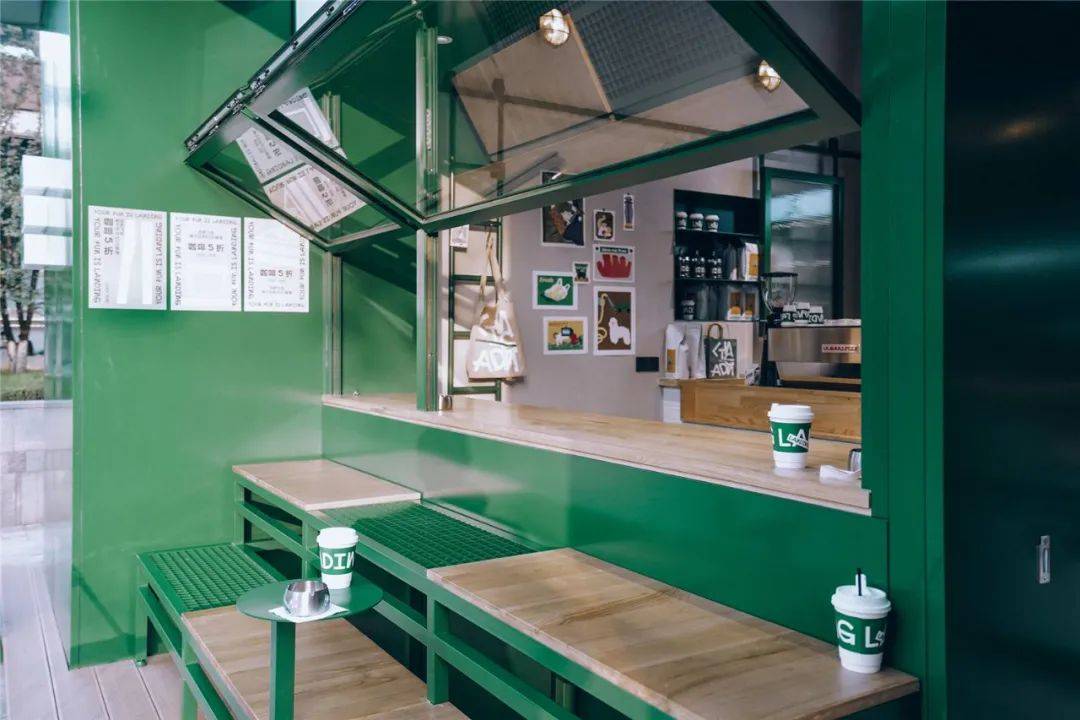 被“绿”了的咖啡馆，视觉效果很吸眼睛