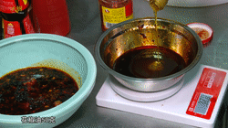 川菜名肴棒棒鸡:大厨演示敲鸡,煮鸡,兑汁全程,非常详细