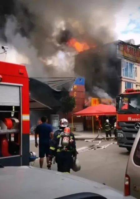 湖南一餐馆爆炸，食客被烧成火人！监控拍下恐怖瞬间！