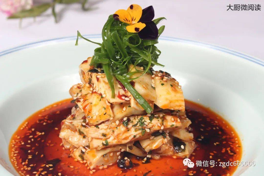 川菜名肴棒棒鸡:大厨演示敲鸡,煮鸡,兑汁全程,非常详细