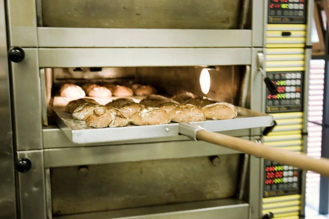 新中式烘焙“手工现烤”的秘密，藏在冷柜里！ || 产业观察