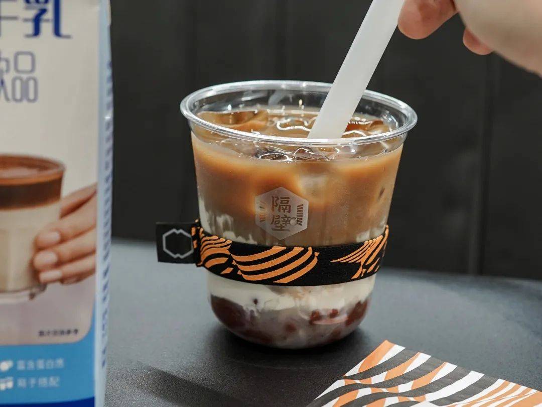 上海、广州的咖啡馆，最近兴起“奶咖风暴”！我发现4个爆款方向