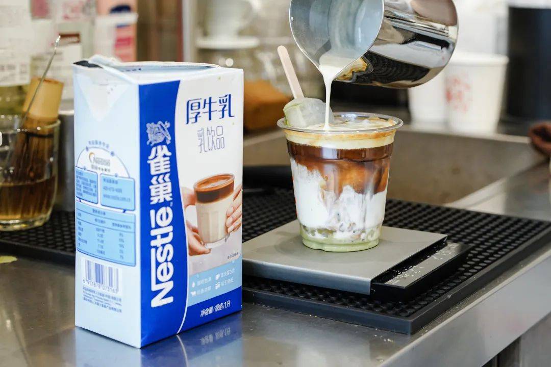 上海、广州的咖啡馆，最近兴起“奶咖风暴”！我发现4个爆款方向
