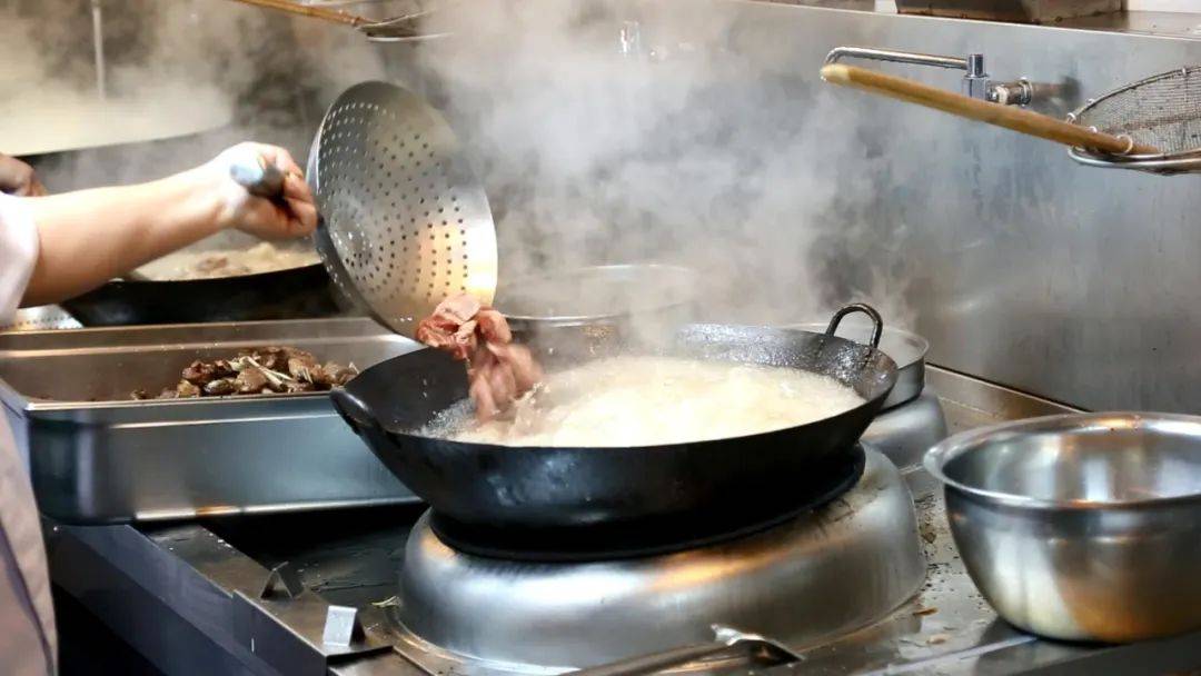 这才是高温“烤”验！超40℃高温下工作的厨师，让人心酸