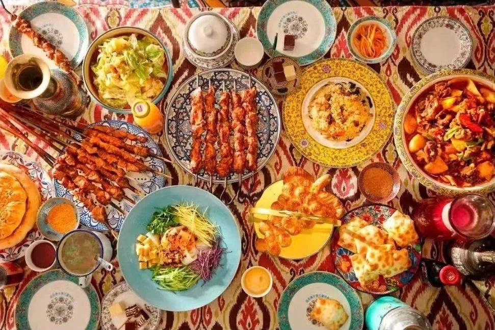 新疆被全国游客挤爆！悄悄走热的新疆菜未来可期？