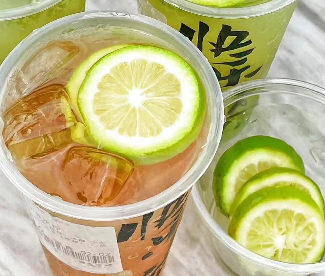 夏季饮品报告来了：23个品牌上“大桶”，椰子不如柠檬火？