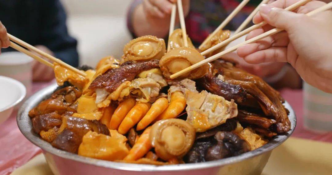 一道卖上千元！粤菜厨师是如何靠盆菜征服广东人年夜饭的？