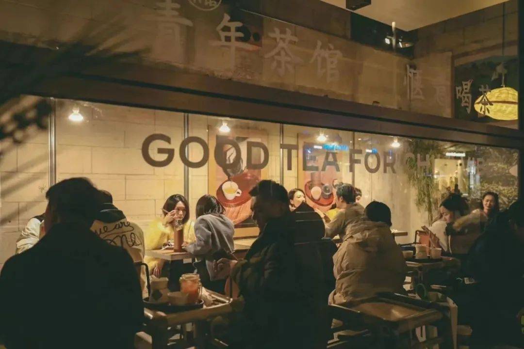 探访上海当红茶馆：用酒瓶喝茶，在年轻人中一炮而红！